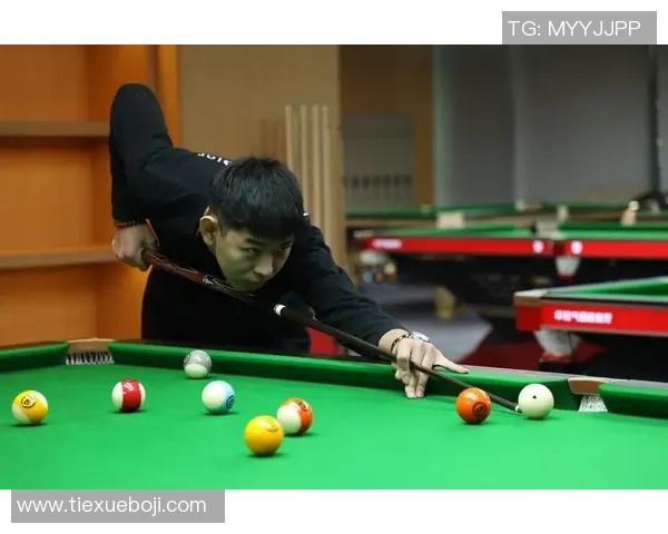 将足球当桌球踢的球星挑战极限展现超凡球技