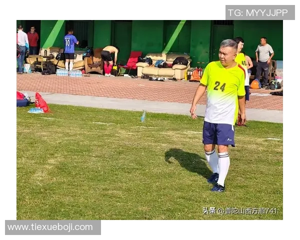 被主教练弃用却依然坚持梦想的足球球星如何在困境中逆袭重生